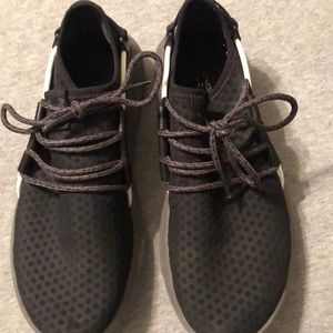 Black Under Armour tennis shoes